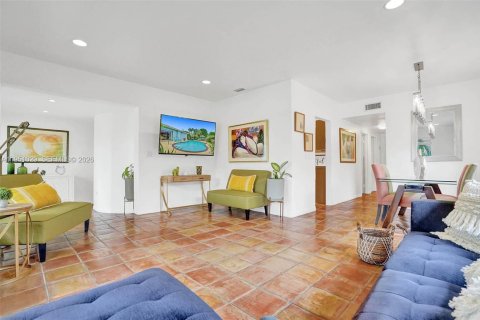 House in North Bay Village, Florida 4 bedrooms, 154.5 sq.m. № 2011004 - photo 5