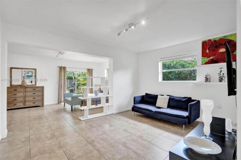 House in North Bay Village, Florida 4 bedrooms, 154.5 sq.m. № 2011004 - photo 25