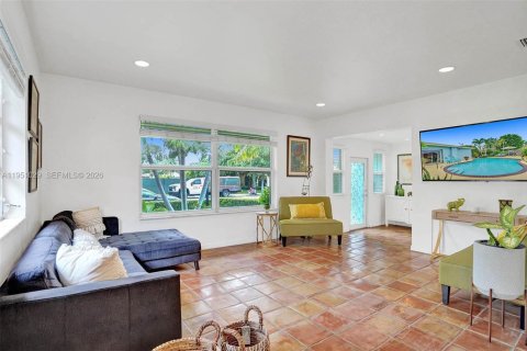 House in North Bay Village, Florida 4 bedrooms, 154.5 sq.m. № 2011004 - photo 7