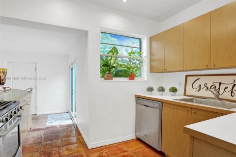 House in North Bay Village, Florida 4 bedrooms, 154.5 sq.m. № 2011004 - photo 16