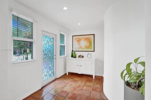 House in North Bay Village, Florida 4 bedrooms, 154.5 sq.m. № 2011004 - photo 3