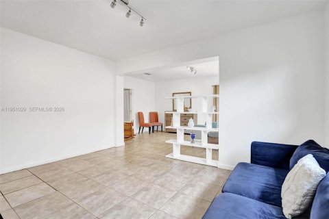 House in North Bay Village, Florida 4 bedrooms, 154.5 sq.m. № 2011004 - photo 26