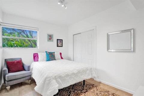 House in North Bay Village, Florida 4 bedrooms, 154.5 sq.m. № 2011004 - photo 28