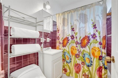 House in North Bay Village, Florida 4 bedrooms, 154.5 sq.m. № 2011004 - photo 19