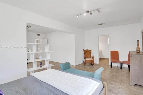 House in North Bay Village, Florida 4 bedrooms, 154.5 sq.m. № 2011004 - photo 23