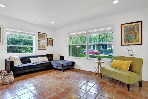 House in North Bay Village, Florida 4 bedrooms, 154.5 sq.m. № 2011004 - photo 6