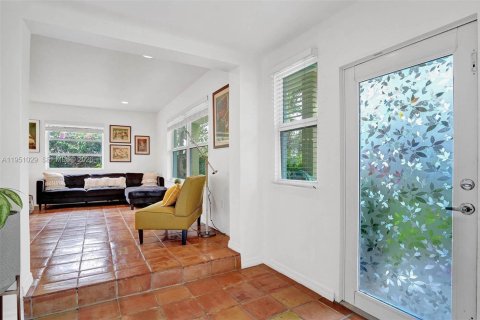 House in North Bay Village, Florida 4 bedrooms, 154.5 sq.m. № 2011004 - photo 4