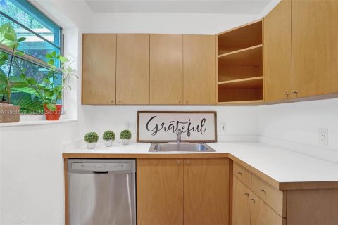 House in North Bay Village, Florida 4 bedrooms, 154.5 sq.m. № 2011004 - photo 12