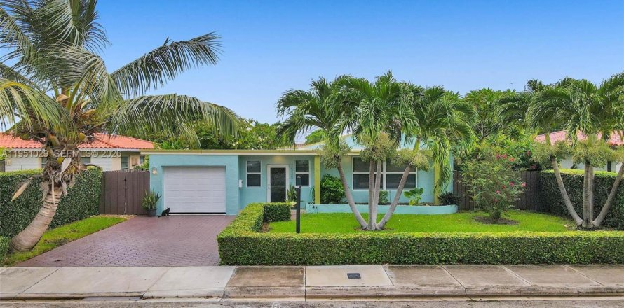 House in North Bay Village, Florida 4 bedrooms, 154.5 sq.m. № 2011004