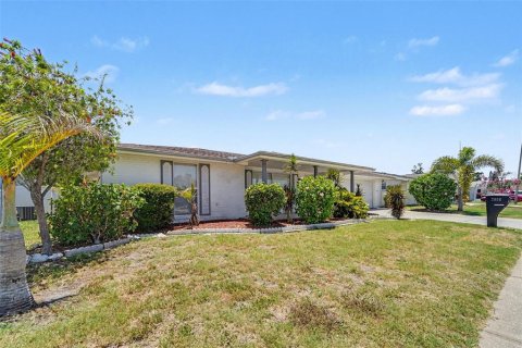 House in Port Richey, Florida 3 bedrooms, 122.72 sq.m. № 2209104