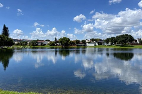 Adosado en venta en Miami, Florida, 2 dormitorios, 99.03 m2 № 2374226 - foto 16