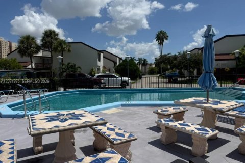 Adosado en venta en Miami, Florida, 2 dormitorios, 99.03 m2 № 2374226 - foto 4