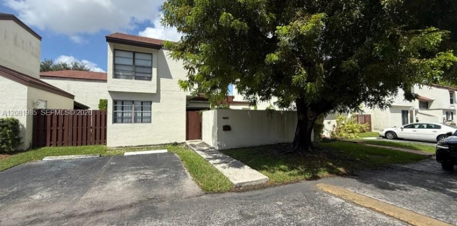Adosado en Miami, Florida 2 dormitorios, 99.03 m2 № 2374226