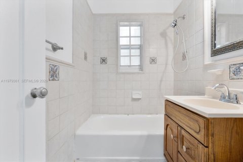 House in Miami, Florida 3 bedrooms, 95.13 sq.m. № 2049338 - photo 14