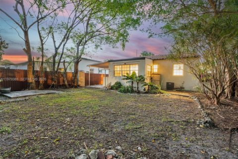 House in Miami, Florida 3 bedrooms, 95.13 sq.m. № 2049338 - photo 21