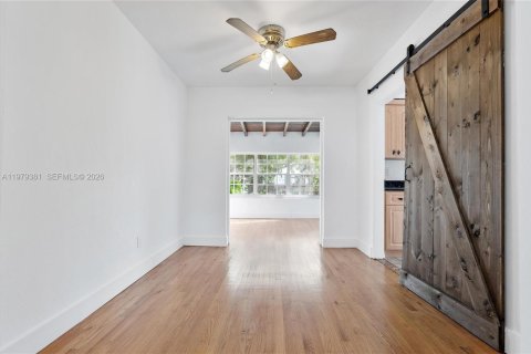 House in Miami, Florida 3 bedrooms, 95.13 sq.m. № 2049338 - photo 6