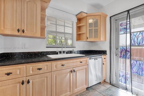 House in Miami, Florida 3 bedrooms, 95.13 sq.m. № 2049338 - photo 10