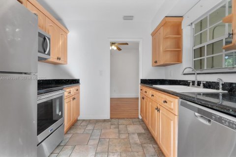 House in Miami, Florida 3 bedrooms, 95.13 sq.m. № 2049338 - photo 11