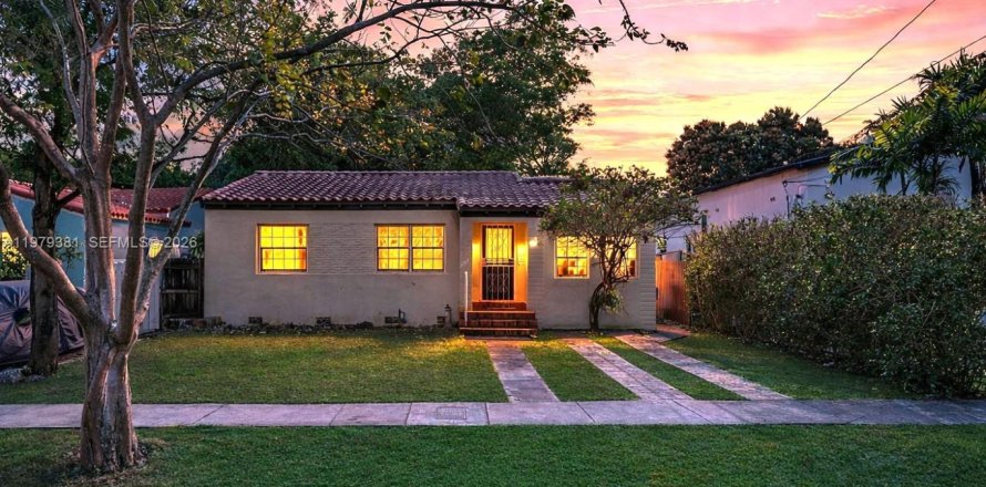 House in Miami, Florida 3 bedrooms, 95.13 sq.m. № 2049338