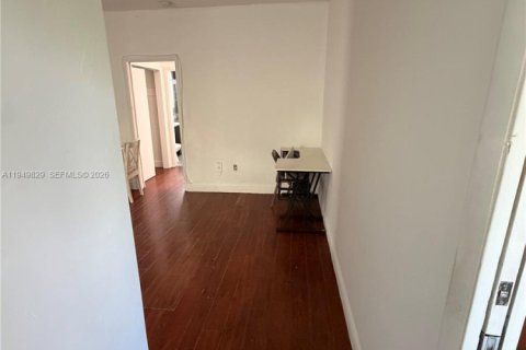 Снять в аренду квартиру в Майами-Бич, Флорида 2 спальни, 702.16м2, № 2005566 - фото 3