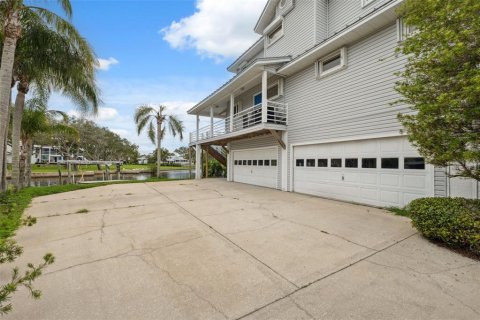 House in Holiday, Florida 4 bedrooms, 316.98 sq.m. № 2155553 - photo 8