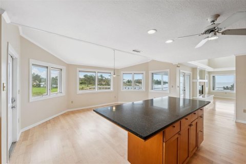 House in Holiday, Florida 4 bedrooms, 316.98 sq.m. № 2155553 - photo 19