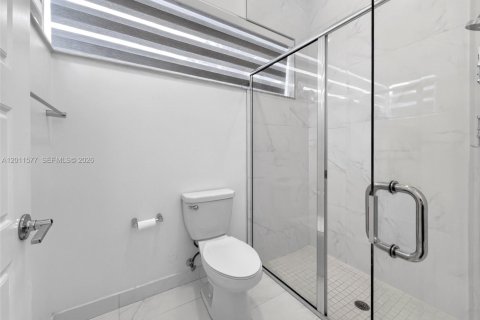 Casa en venta en Miami, Florida, 4 dormitorios, 222.32 m2 № 2076544 - foto 13