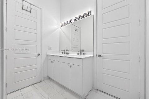 Casa en venta en Miami, Florida, 4 dormitorios, 222.32 m2 № 2076544 - foto 12