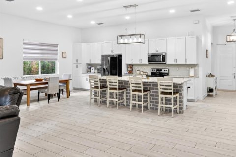 Casa en venta en Miami, Florida, 4 dormitorios, 222.32 m2 № 2076544 - foto 4