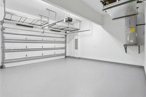 Casa en venta en Miami, Florida, 4 dormitorios, 222.32 m2 № 2076544 - foto 18