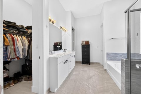 Casa en venta en Miami, Florida, 4 dormitorios, 222.32 m2 № 2076544 - foto 8
