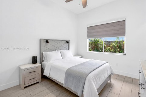 Casa en venta en Miami, Florida, 4 dormitorios, 222.32 m2 № 2076544 - foto 14