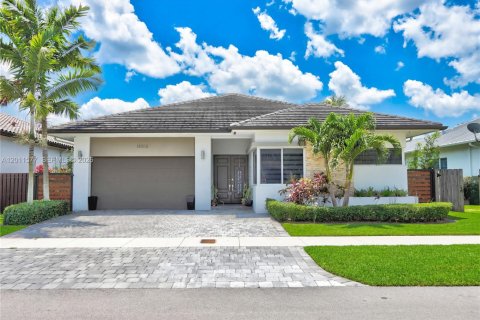 Casa en Miami, Florida 4 dormitorios, 222.32 m2 № 2076544