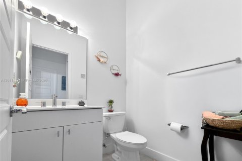 Casa en venta en Miami, Florida, 4 dormitorios, 222.32 m2 № 2076544 - foto 10