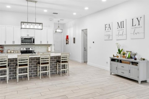 Casa en venta en Miami, Florida, 4 dormitorios, 222.32 m2 № 2076544 - foto 5