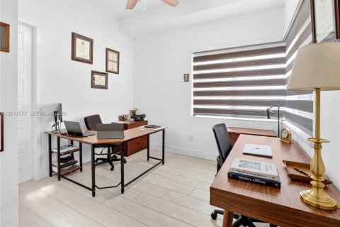 Casa en venta en Miami, Florida, 4 dormitorios, 222.32 m2 № 2076544 - foto 11