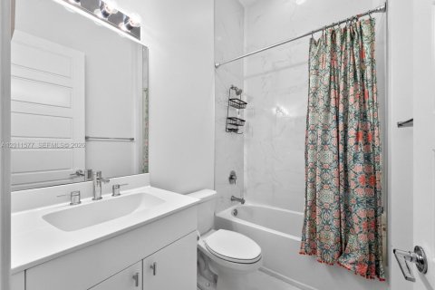 Casa en venta en Miami, Florida, 4 dormitorios, 222.32 m2 № 2076544 - foto 17