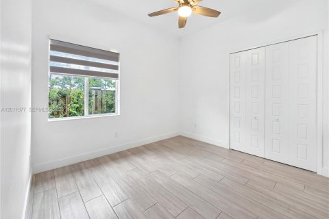 Casa en venta en Miami, Florida, 4 dormitorios, 222.32 m2 № 2076544 - foto 16