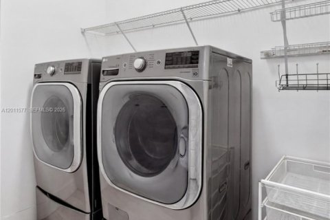 Casa en venta en Miami, Florida, 4 dormitorios, 222.32 m2 № 2076544 - foto 15