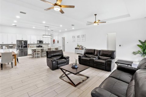 Casa en venta en Miami, Florida, 4 dormitorios, 222.32 m2 № 2076544 - foto 3