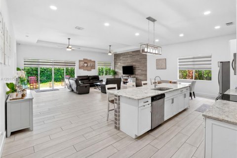 Casa en venta en Miami, Florida, 4 dormitorios, 222.32 m2 № 2076544 - foto 2