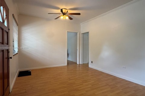 Casa en alquiler en Miami, Florida, 3 dormitorios, 118.17 m2 № 2348690 - foto 4