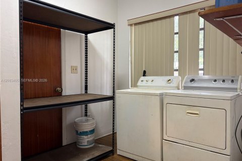 Casa en alquiler en Miami, Florida, 3 dormitorios, 118.17 m2 № 2348690 - foto 12