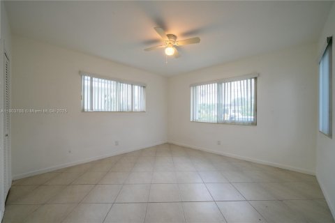 House in Surfside, Florida 3 bedrooms № 1688873 - photo 25