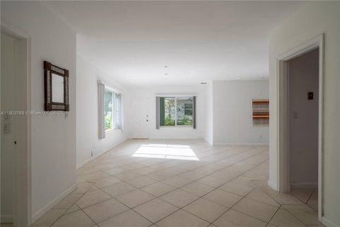 House in Surfside, Florida 3 bedrooms № 1688873 - photo 20