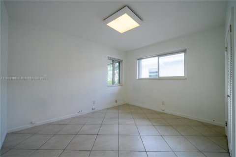 House in Surfside, Florida 3 bedrooms № 1688873 - photo 28