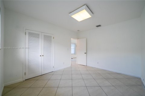 House in Surfside, Florida 3 bedrooms № 1688873 - photo 29