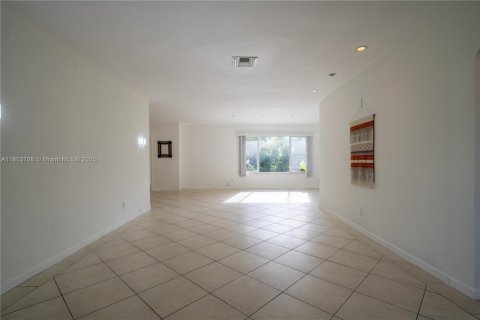 House in Surfside, Florida 3 bedrooms № 1688873 - photo 30