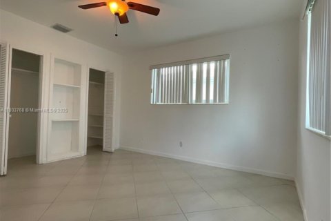 Villa ou maison à vendre à Surfside, Floride: 3 chambres № 1688873 - photo 4