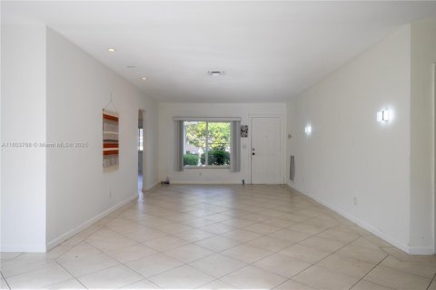 House in Surfside, Florida 3 bedrooms № 1688873 - photo 17